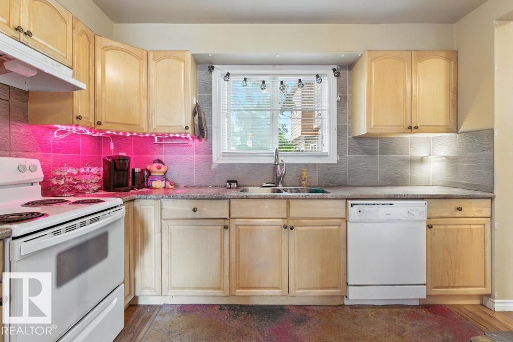 Photo 2 of 54 3812 20 Av Nw, Edmonton AB