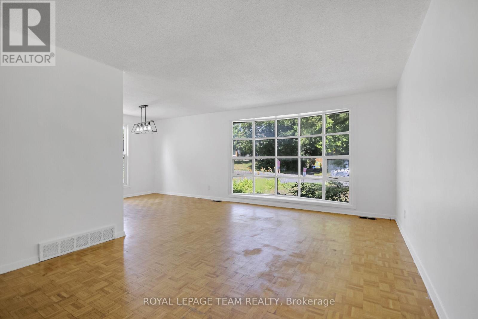 Photo 10 of 52 Bowhill Avenue, Ottawa ON