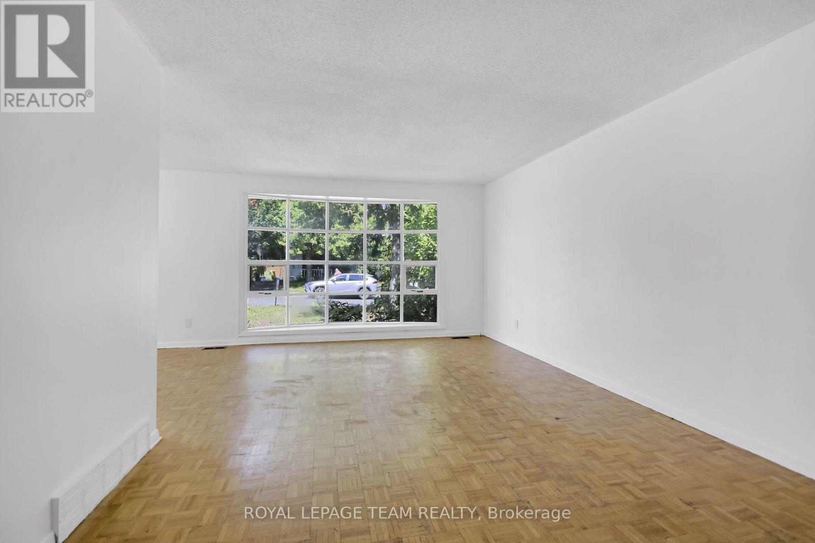 Photo 11 of 52 Bowhill Avenue, Ottawa ON