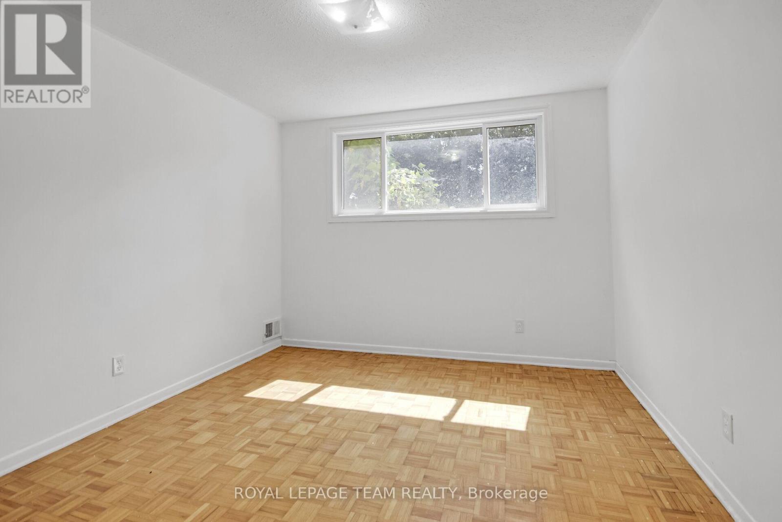 Photo 5 of 52 Bowhill Avenue, Ottawa ON
