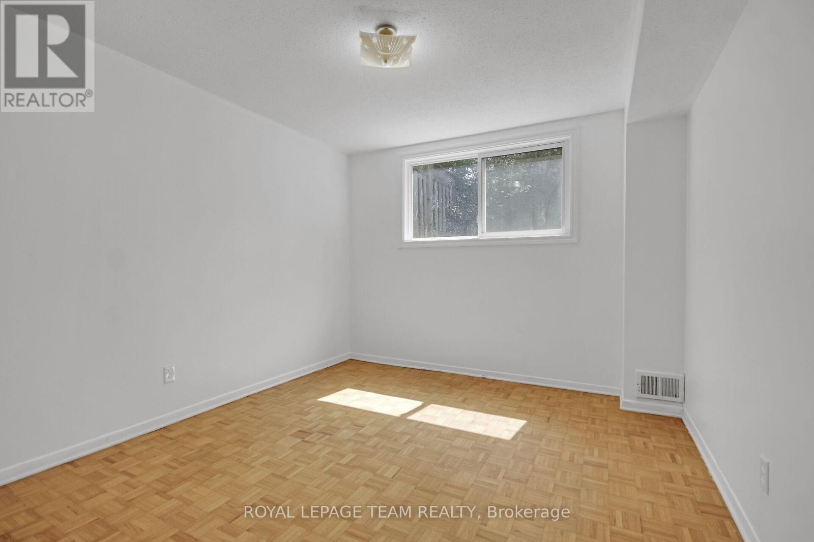 Photo 8 of 52 Bowhill Avenue, Ottawa ON