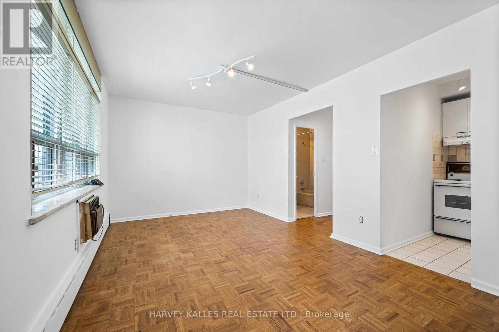 Photo 10 of 706 78 Warren Road, Toronto ON