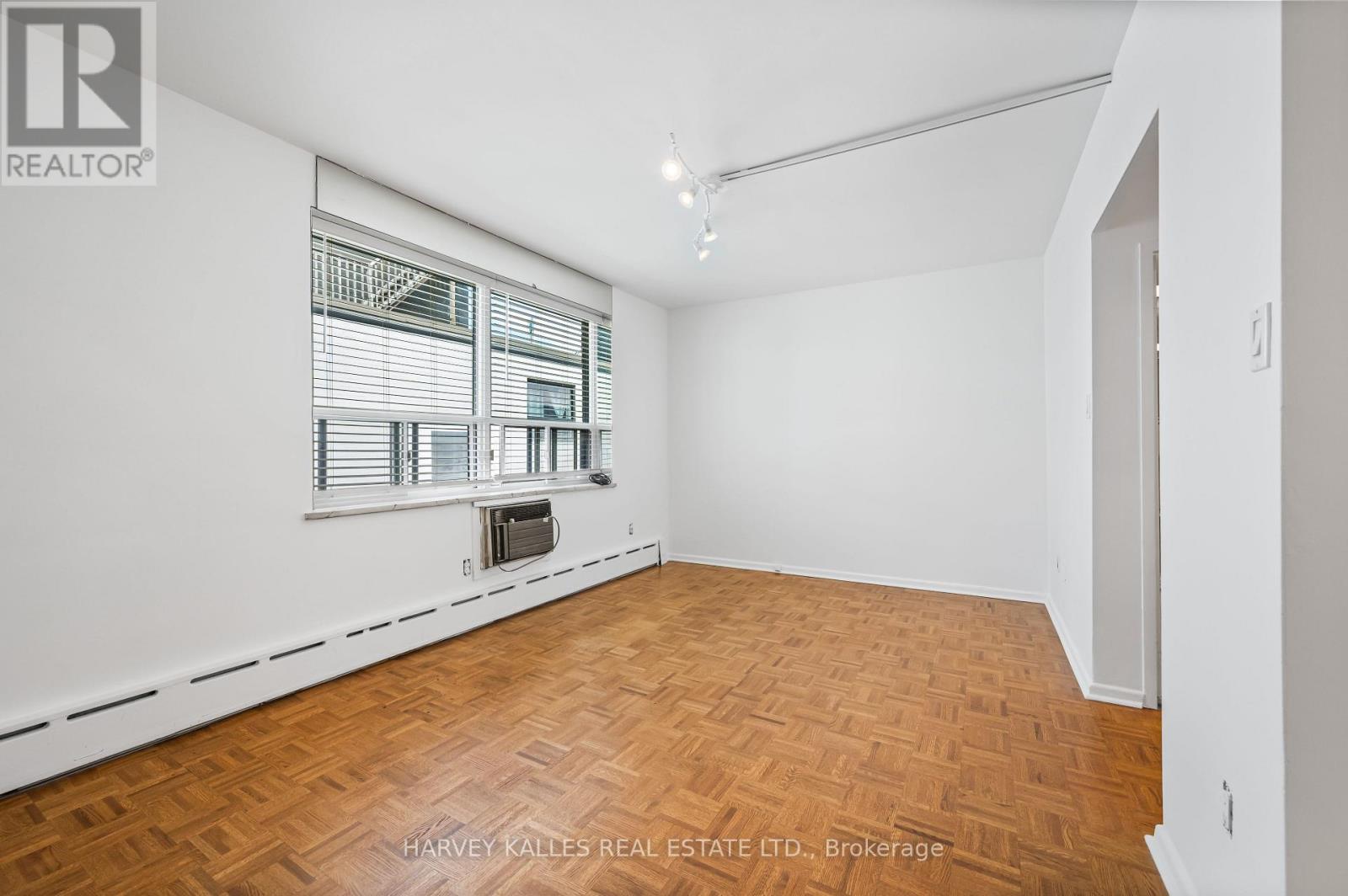 Photo 11 of 706 78 Warren Road, Toronto ON