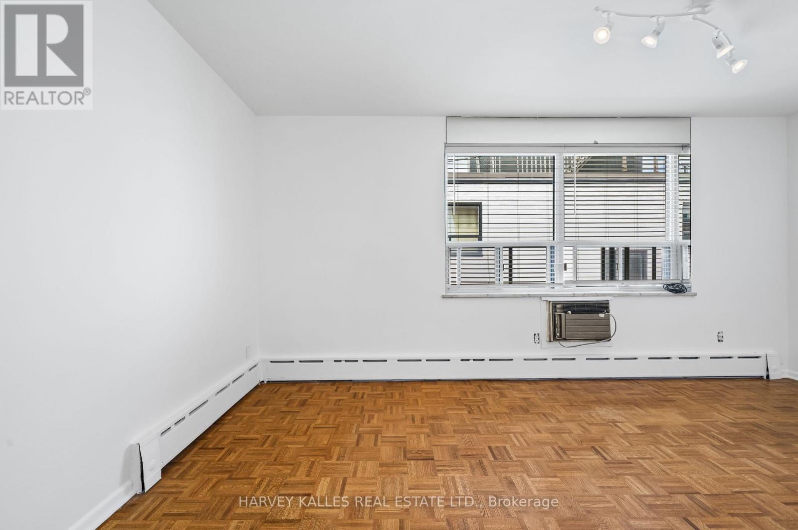 Photo 12 of 706 78 Warren Road, Toronto ON