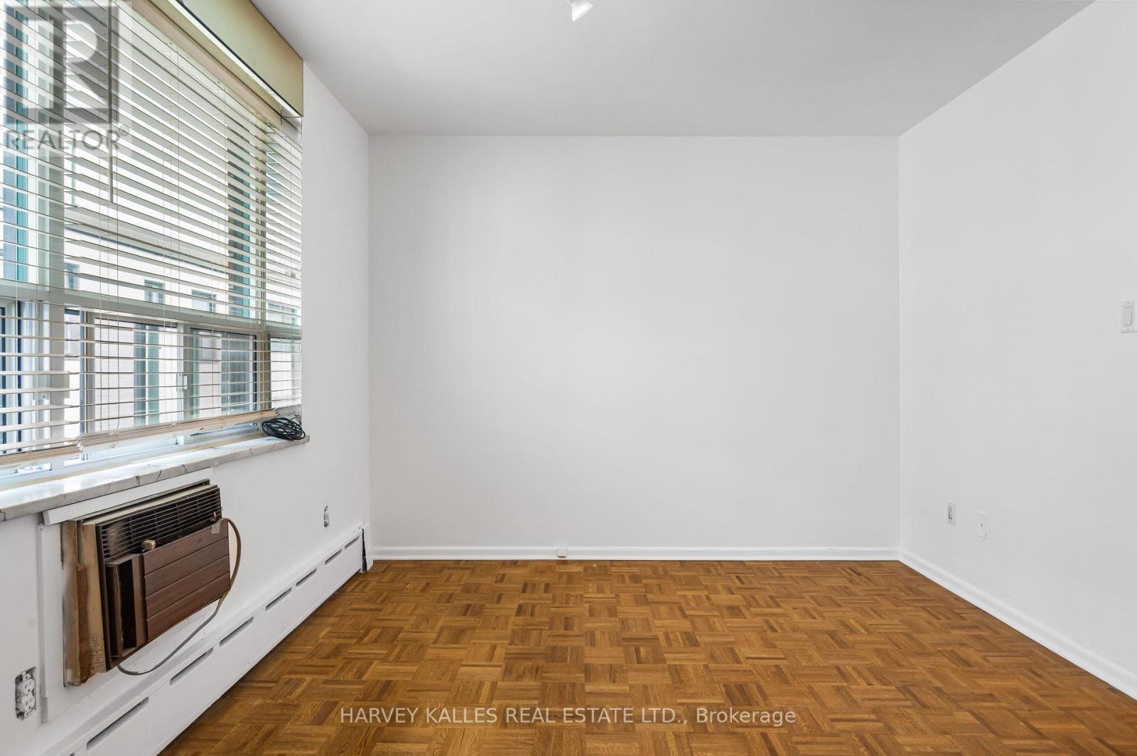 Photo 14 of 706 78 Warren Road, Toronto ON