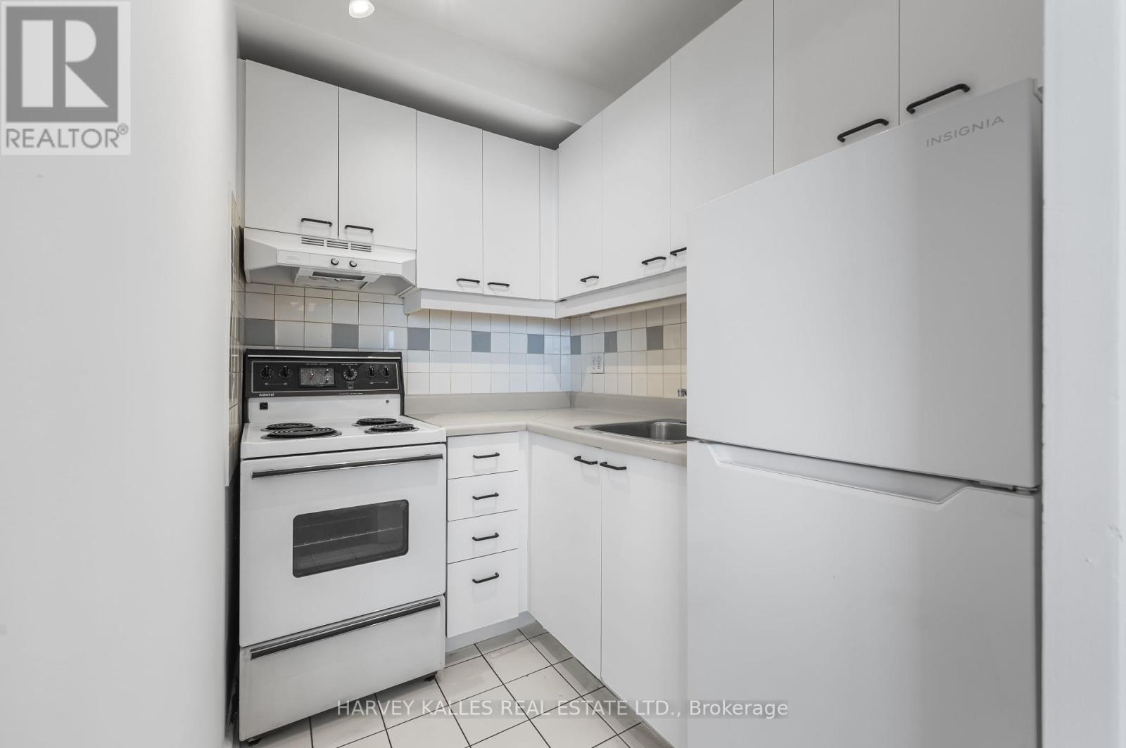 Photo 15 of 706 78 Warren Road, Toronto ON
