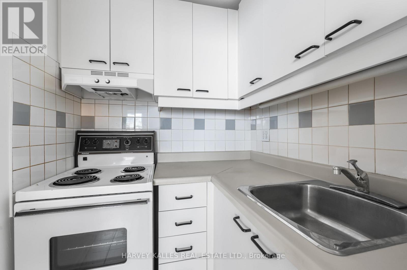 Photo 16 of 706 78 Warren Road, Toronto ON