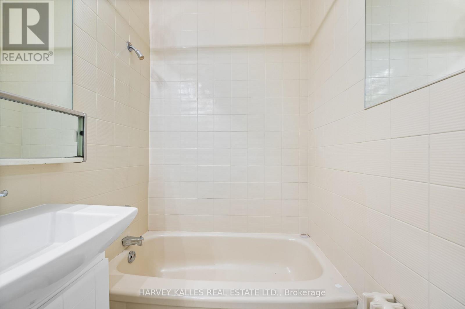 Photo 18 of 706 78 Warren Road, Toronto ON