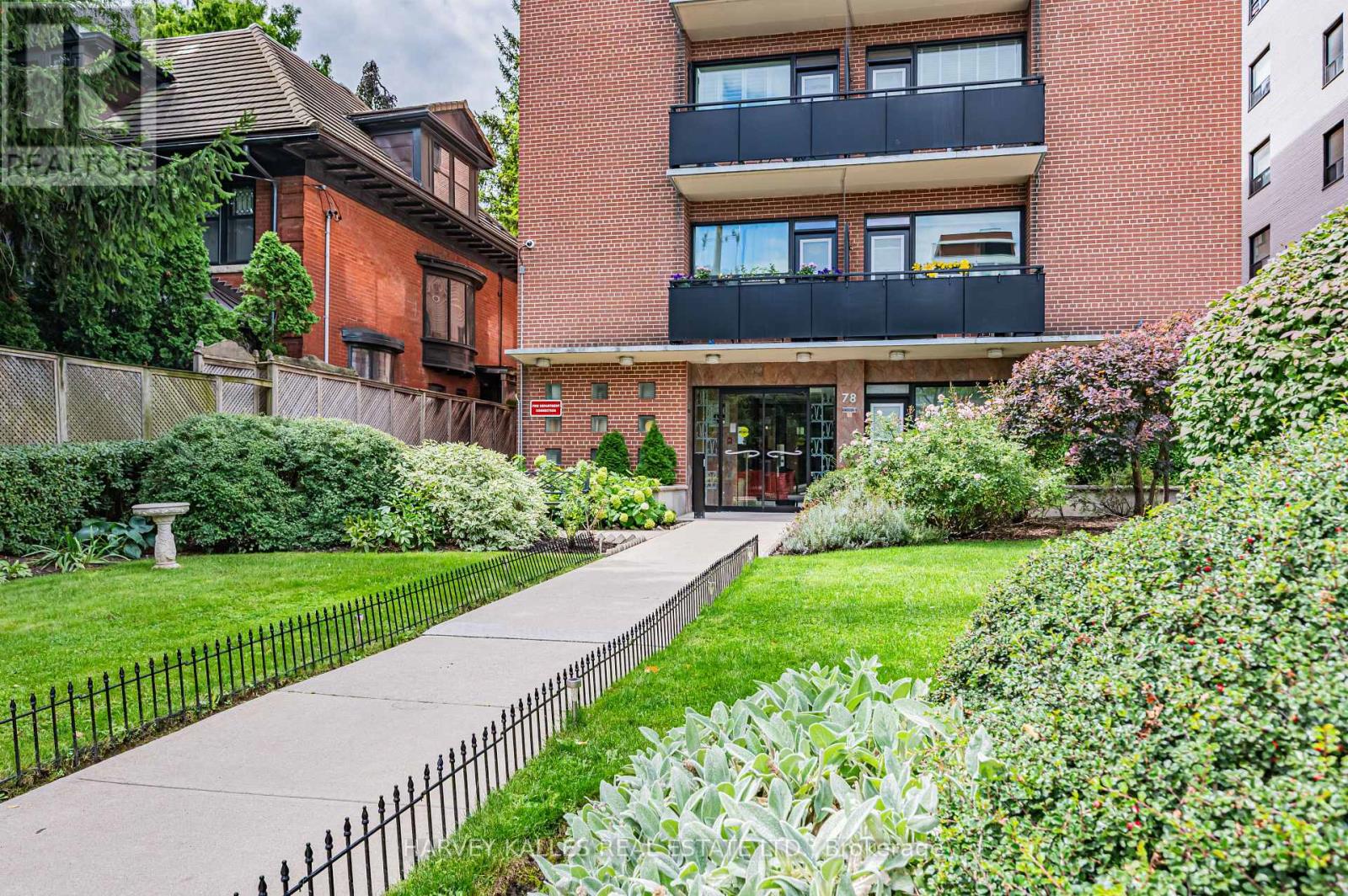 Photo 3 of 706 78 Warren Road, Toronto ON