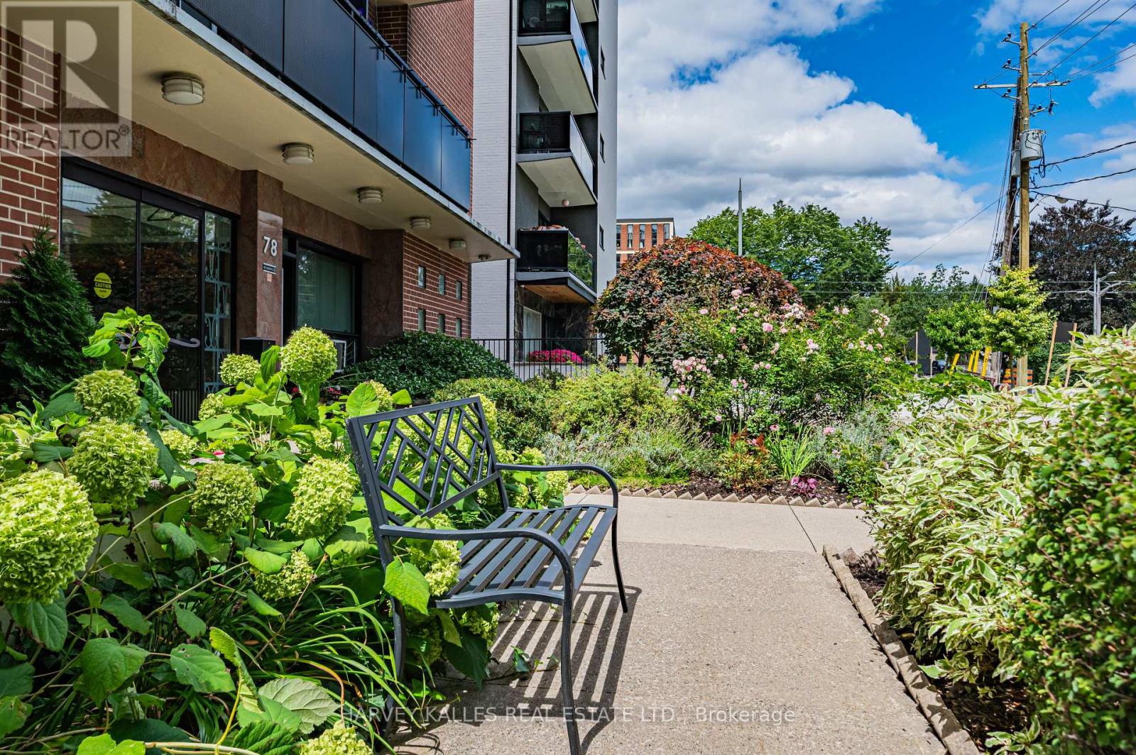 Photo 4 of 706 78 Warren Road, Toronto ON