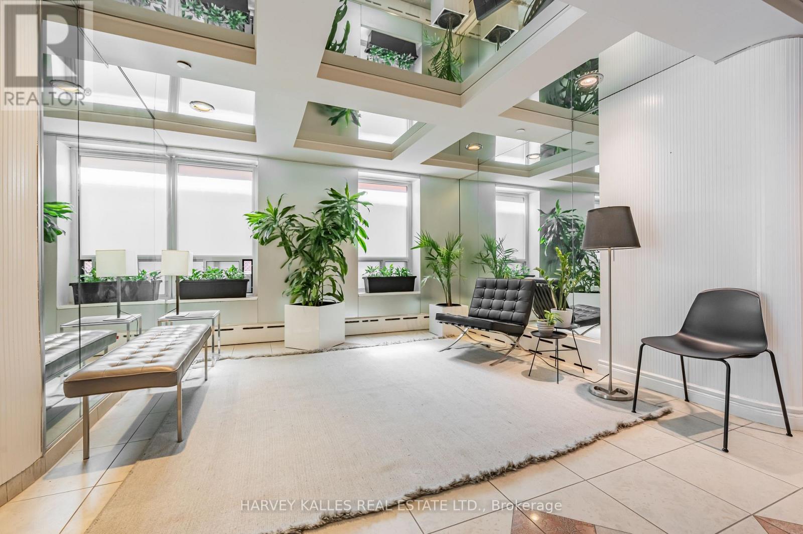 Photo 5 of 706 78 Warren Road, Toronto ON
