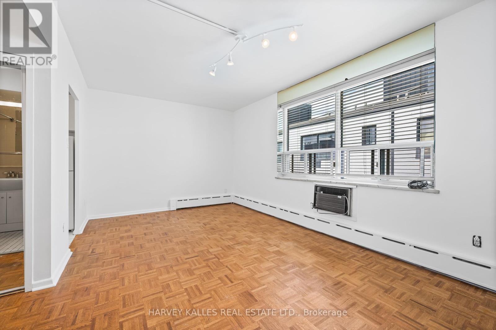 Photo 8 of 706 78 Warren Road, Toronto ON