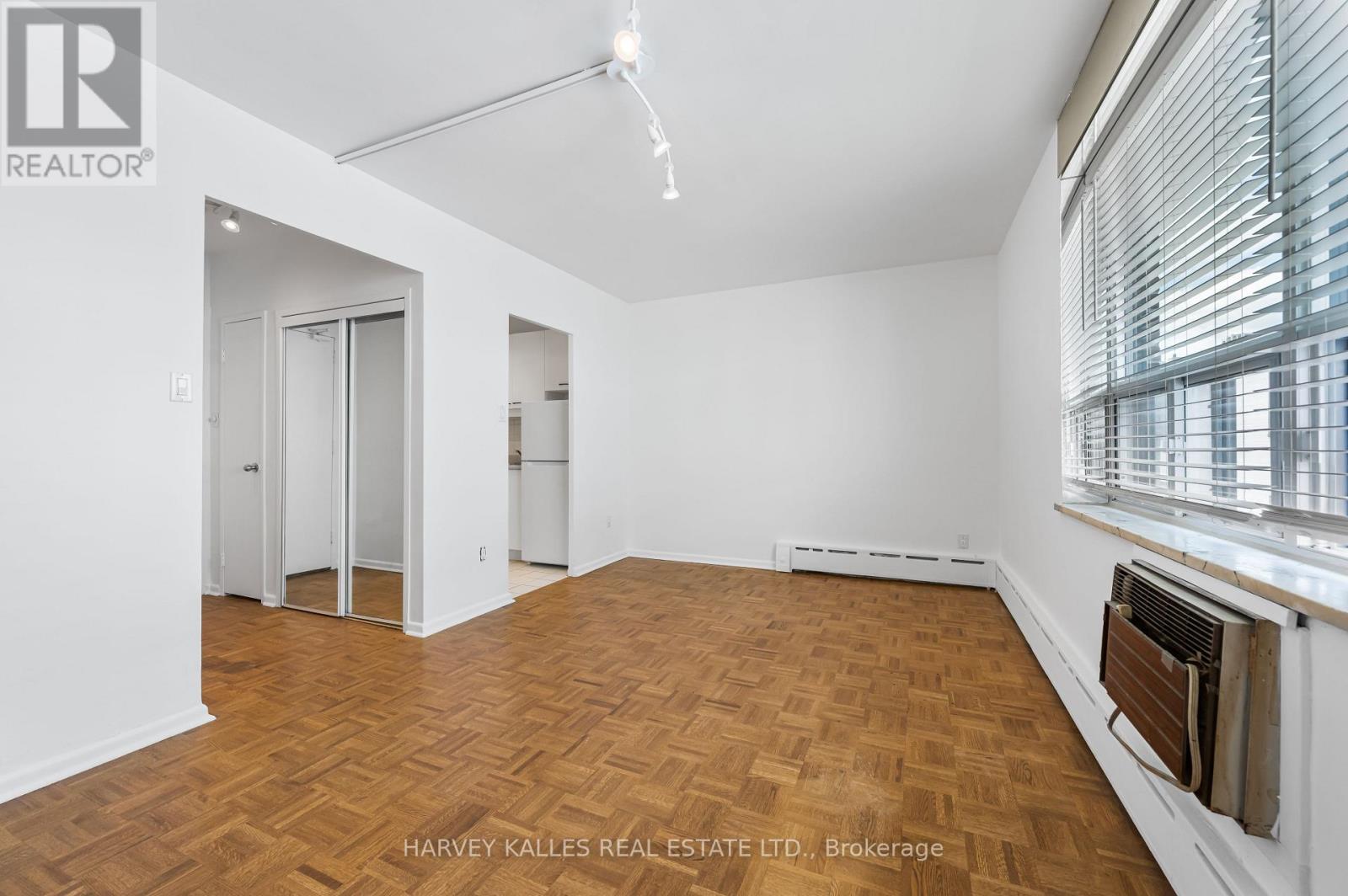 Photo 9 of 706 78 Warren Road, Toronto ON