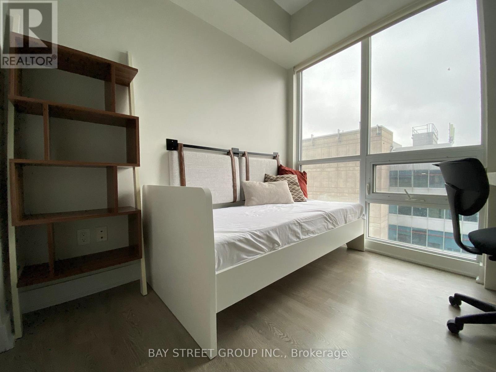 Photo 10 of 1405 30 Roehampton Avenue, Toronto ON