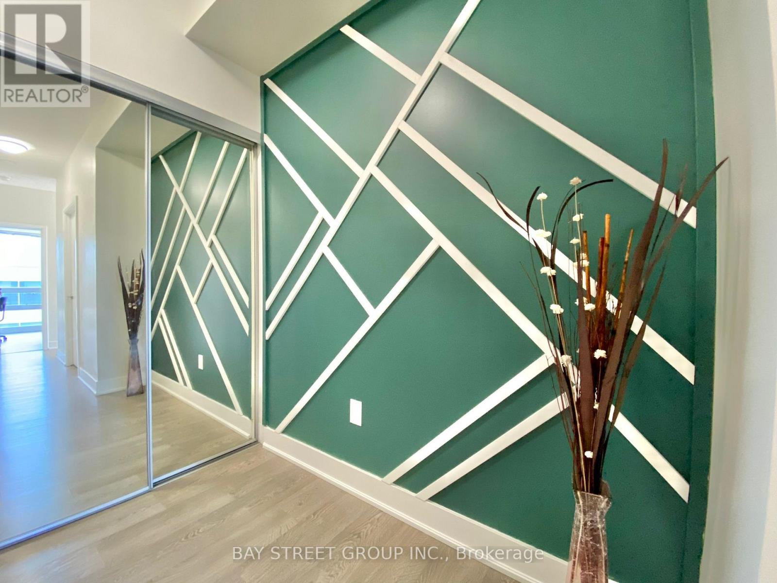 Photo 4 of 1405 30 Roehampton Avenue, Toronto ON