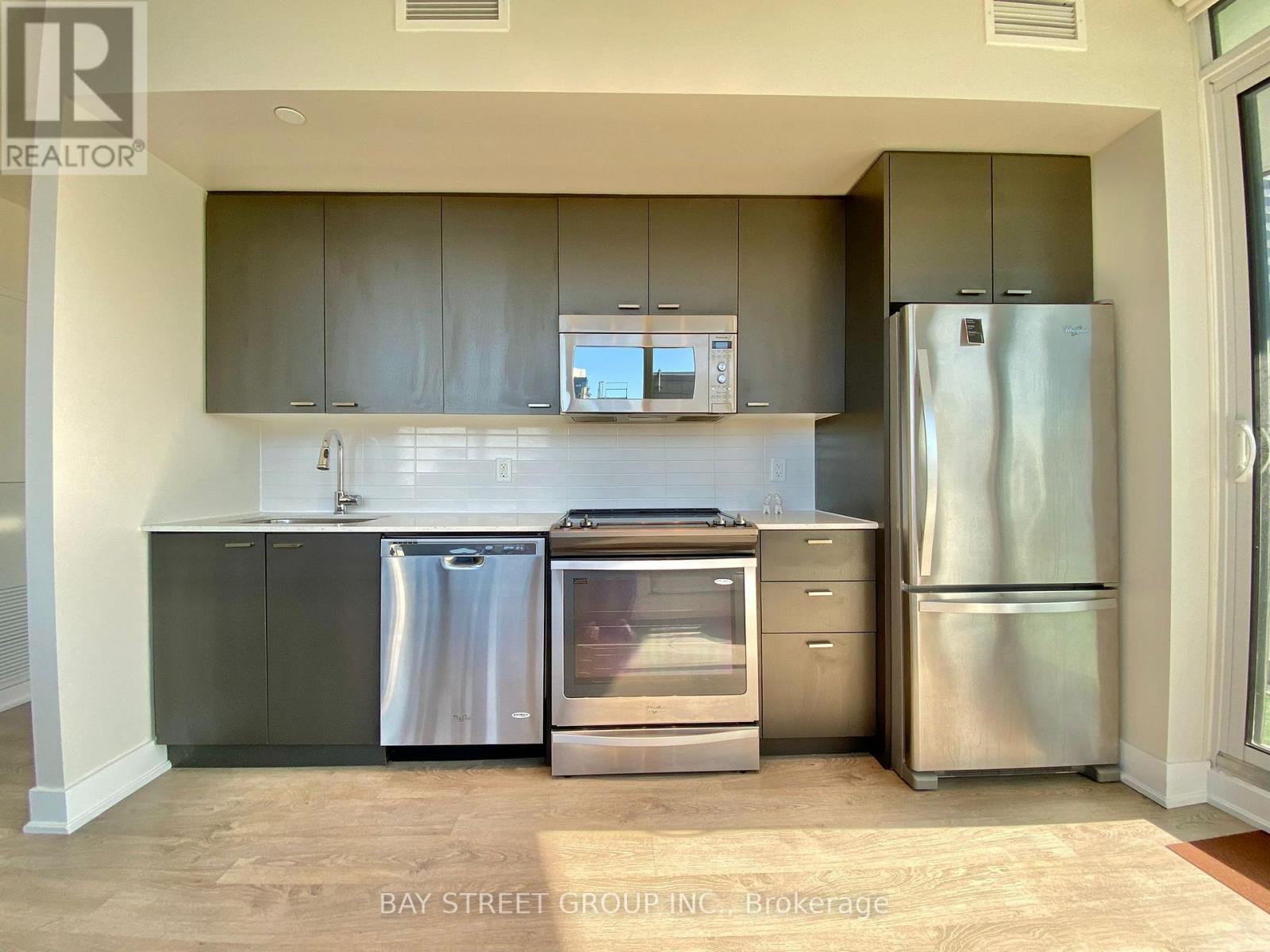Photo 7 of 1405 30 Roehampton Avenue, Toronto ON