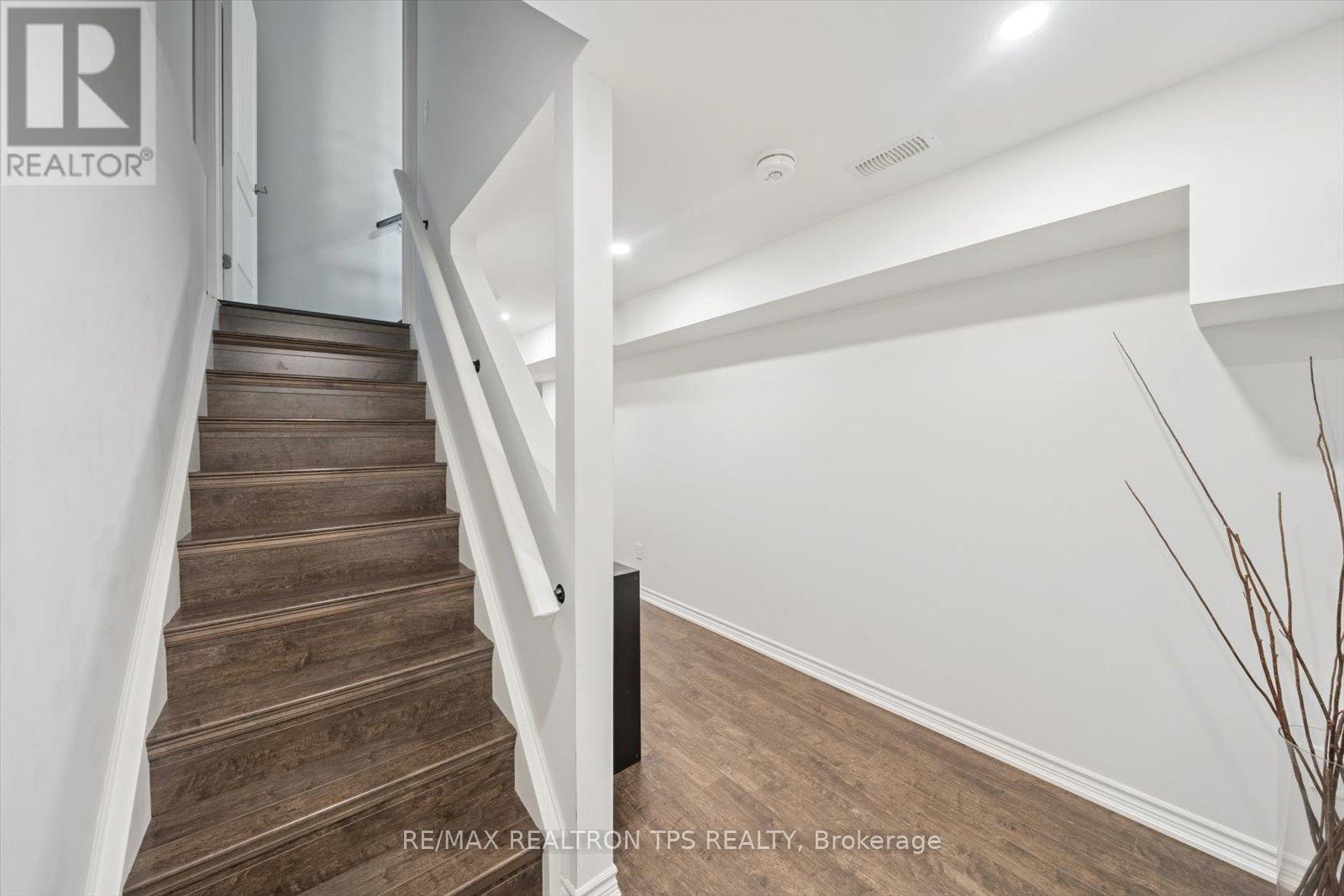 Photo 28 of 205 Blackwell Crescent, Oshawa ON