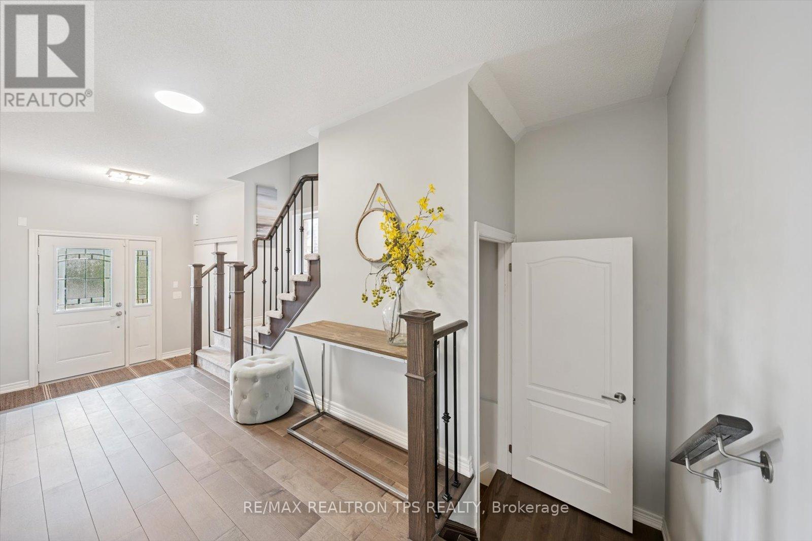 Photo 5 of 205 Blackwell Crescent, Oshawa ON