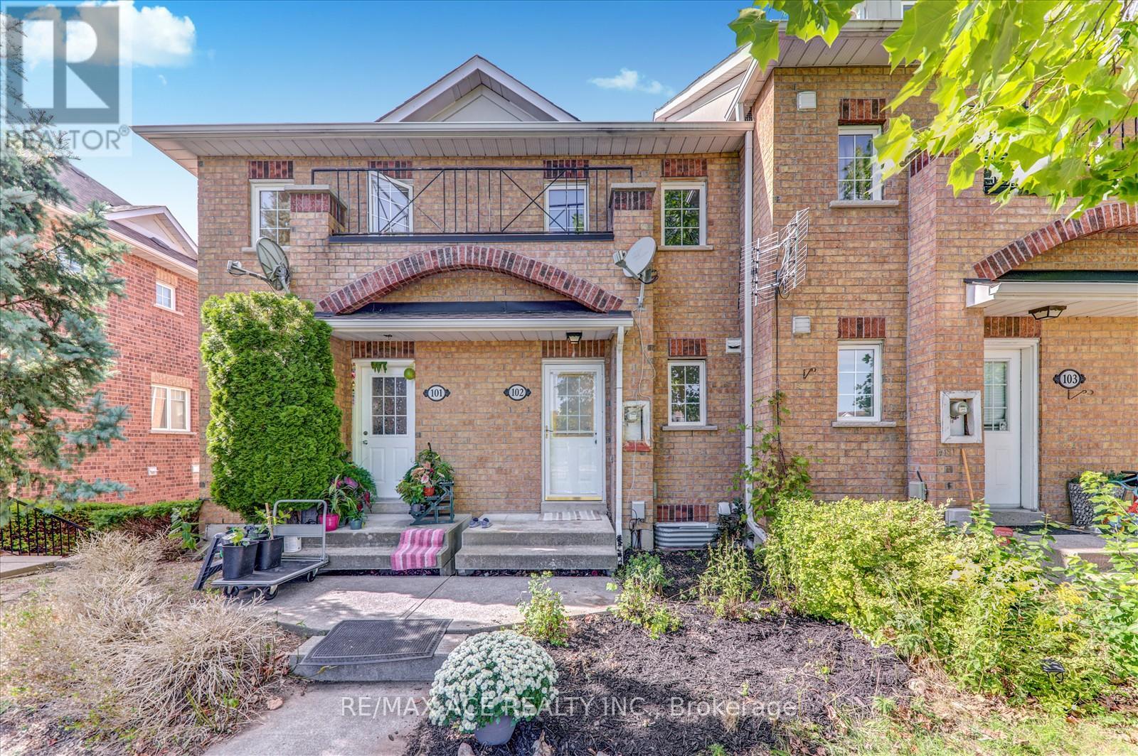 Photo 1 of 102 2 Hedge End Road, Toronto ON