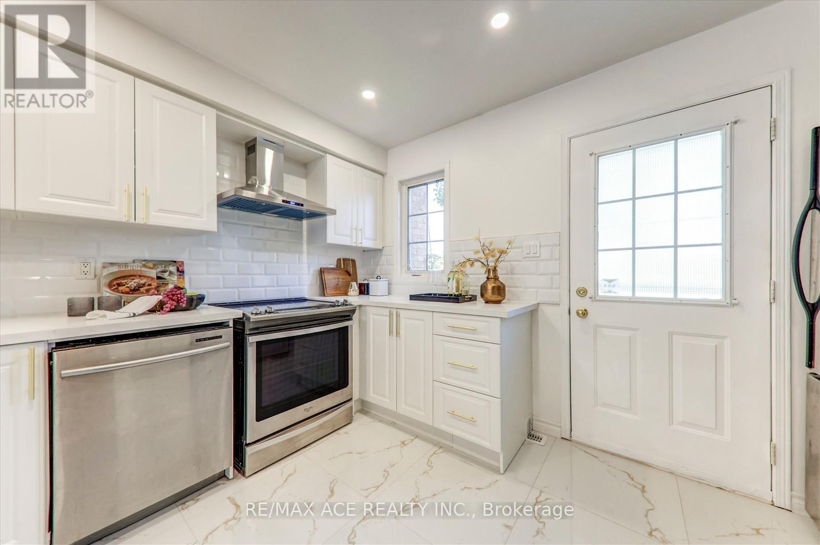 Photo 10 of 102 2 Hedge End Road, Toronto ON