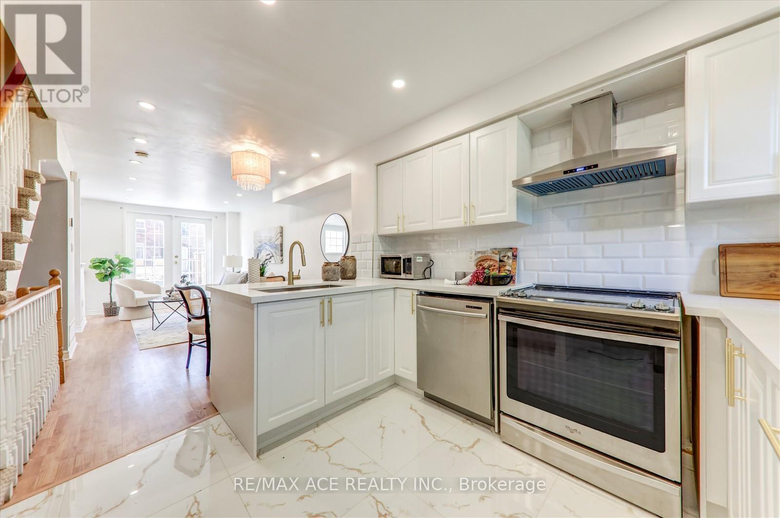 Photo 11 of 102 2 Hedge End Road, Toronto ON