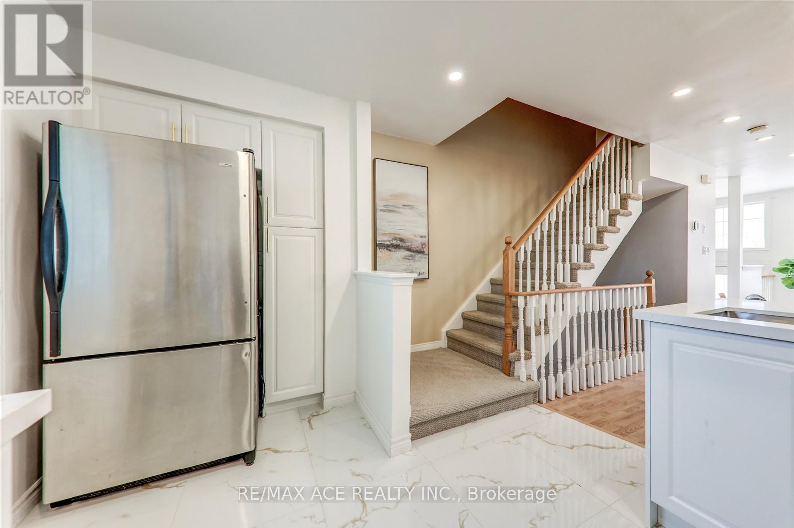 Photo 12 of 102 2 Hedge End Road, Toronto ON