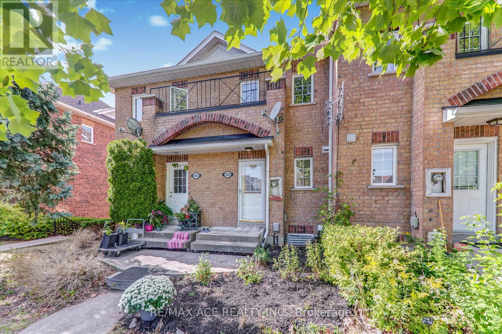 Photo 2 of 102 2 Hedge End Road, Toronto ON