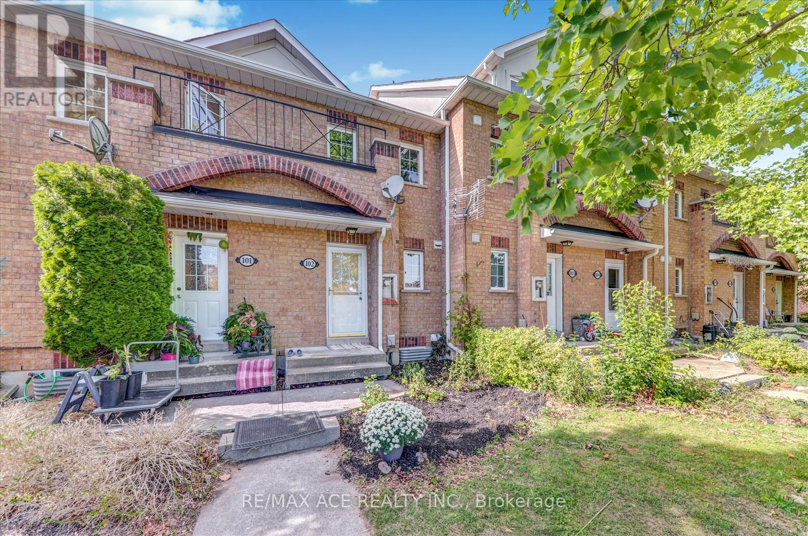 Photo 3 of 102 2 Hedge End Road, Toronto ON