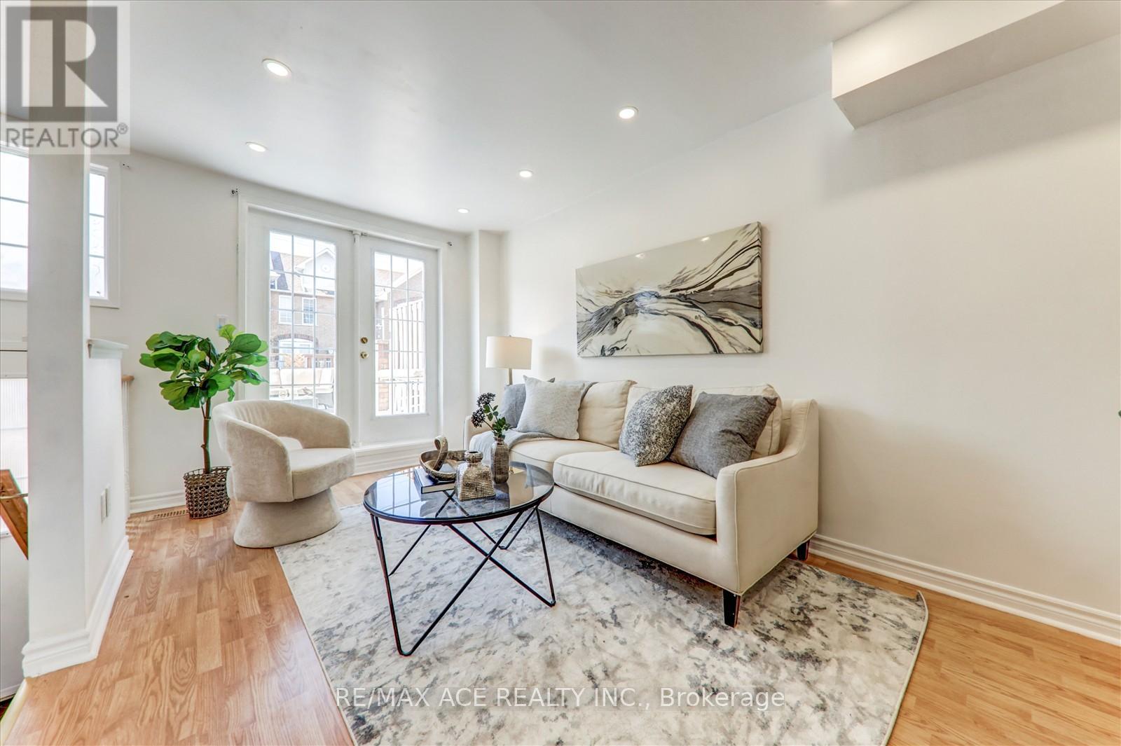 Photo 6 of 102 2 Hedge End Road, Toronto ON