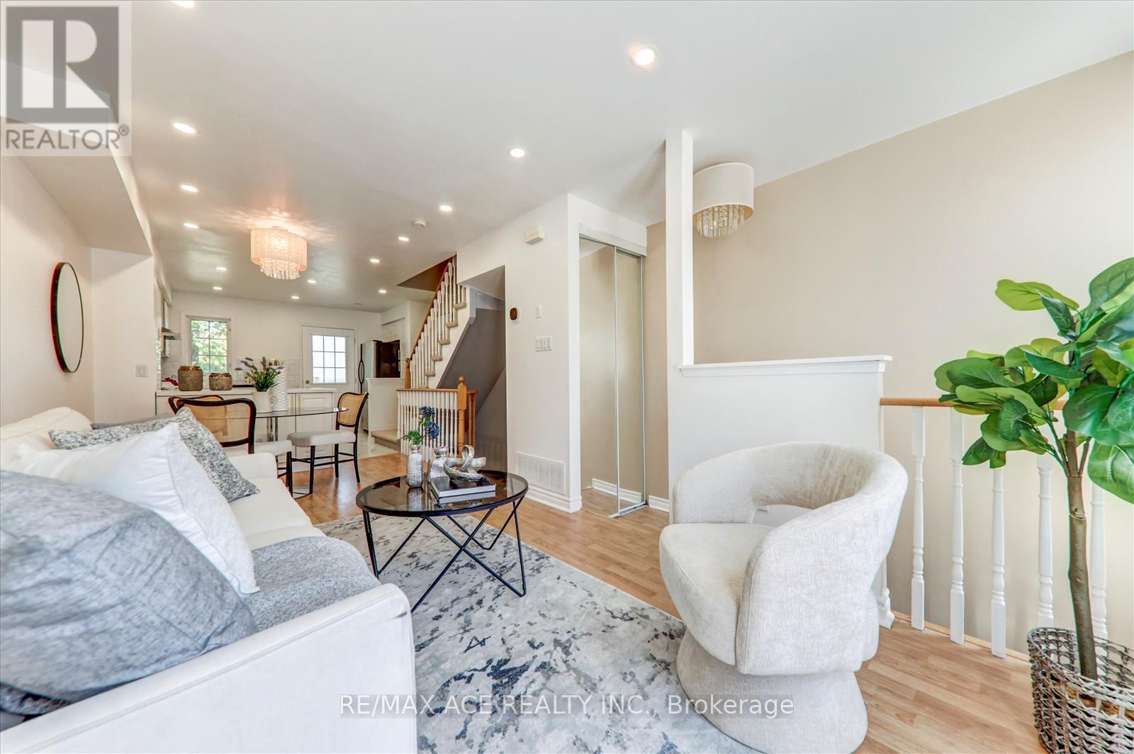 Photo 7 of 102 2 Hedge End Road, Toronto ON