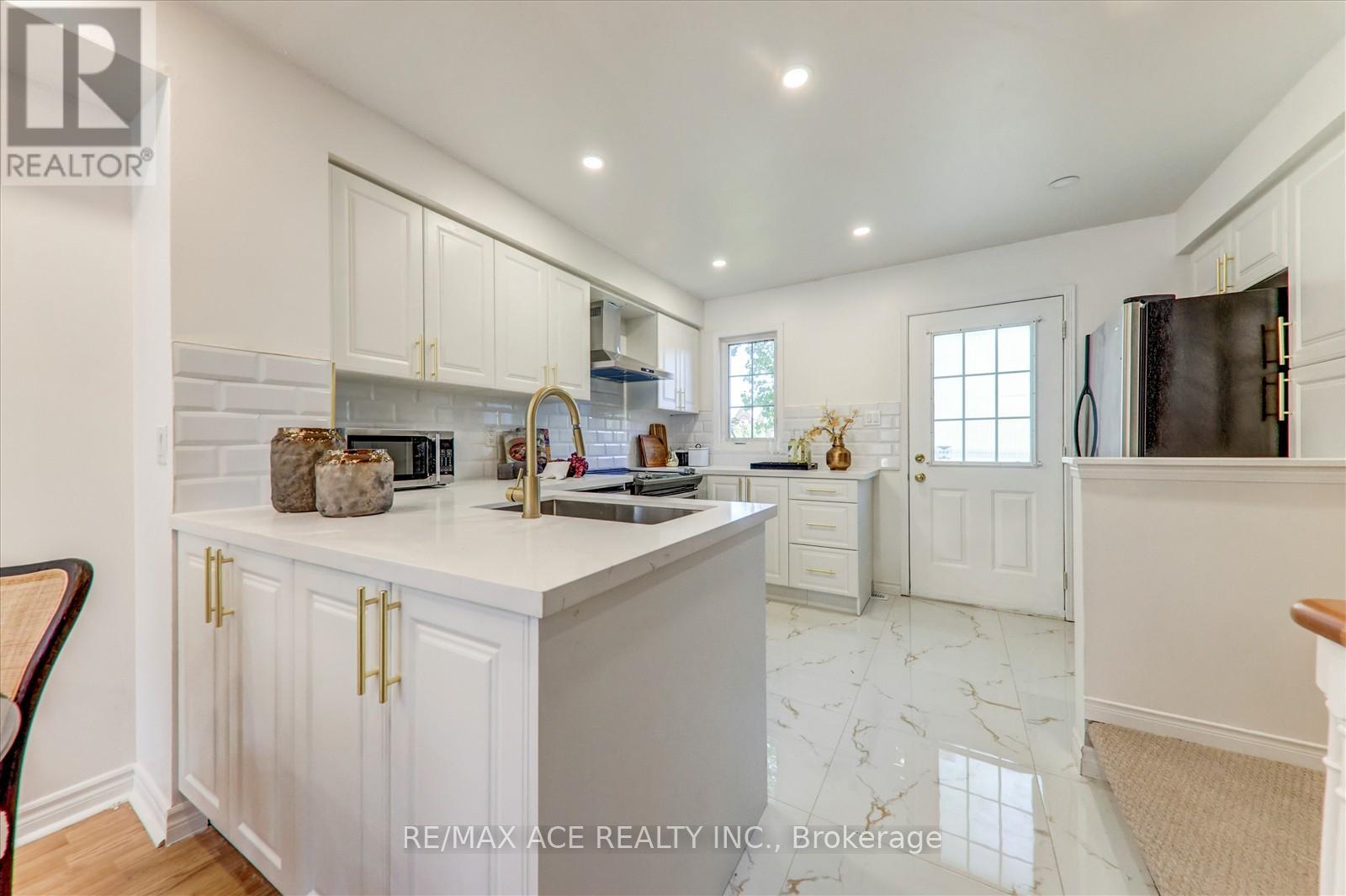 Photo 9 of 102 2 Hedge End Road, Toronto ON