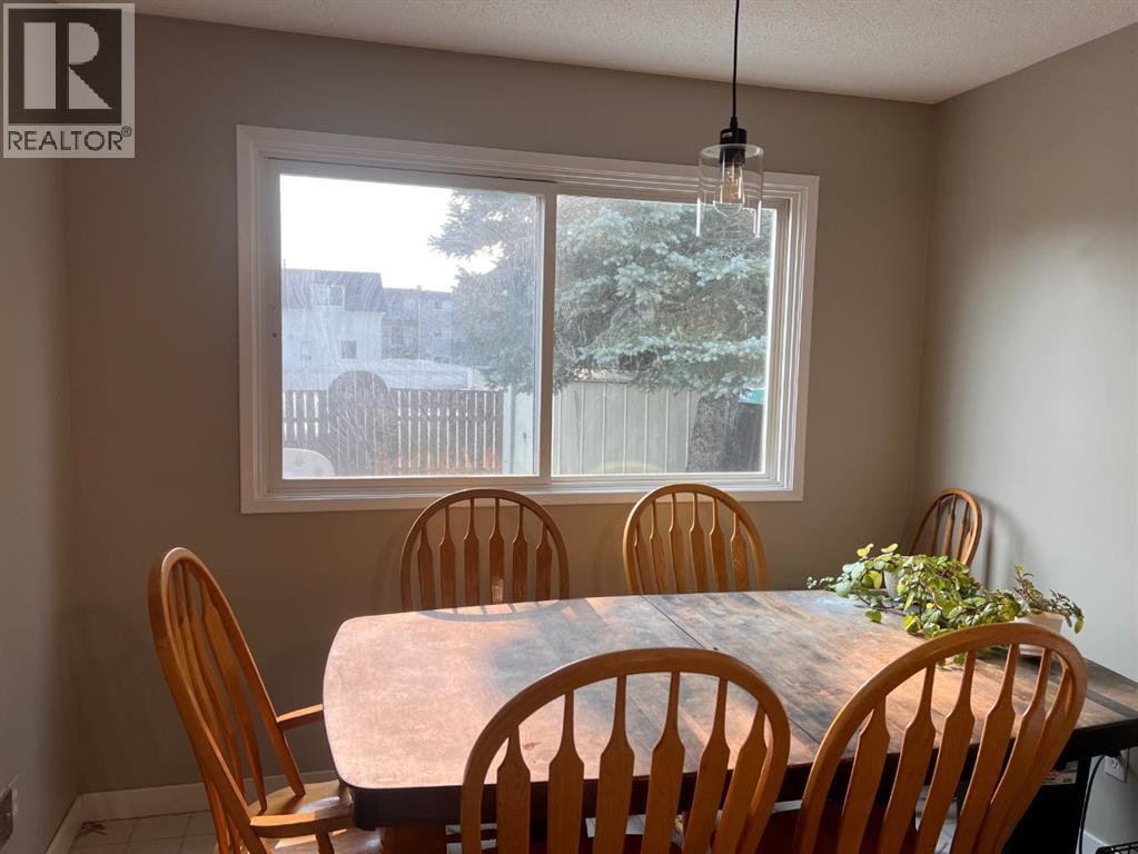 Photo 10 of 1427 Lakemount Boulevard S, Lethbridge AB