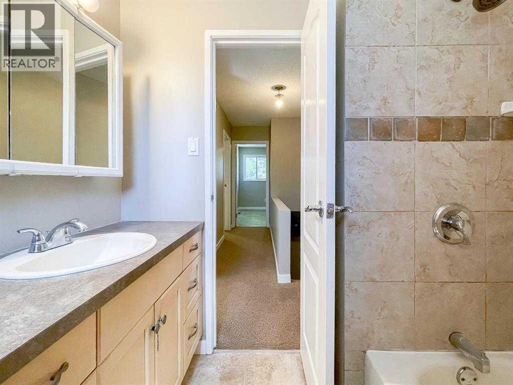 Photo 13 of 1427 Lakemount Boulevard S, Lethbridge AB