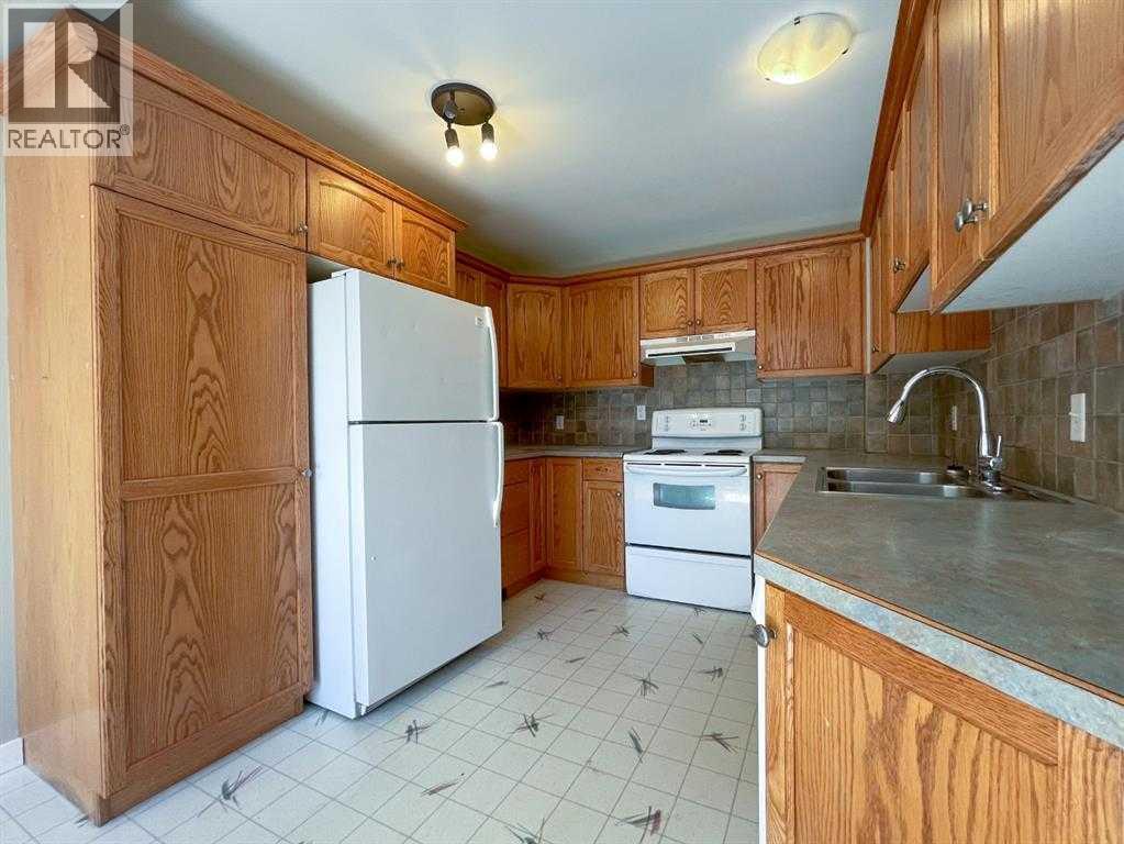 Photo 7 of 1427 Lakemount Boulevard S, Lethbridge AB