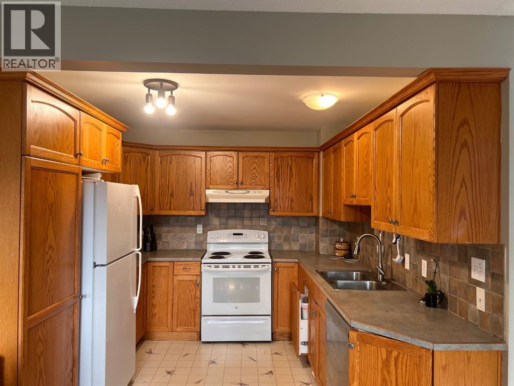 Photo 9 of 1427 Lakemount Boulevard S, Lethbridge AB