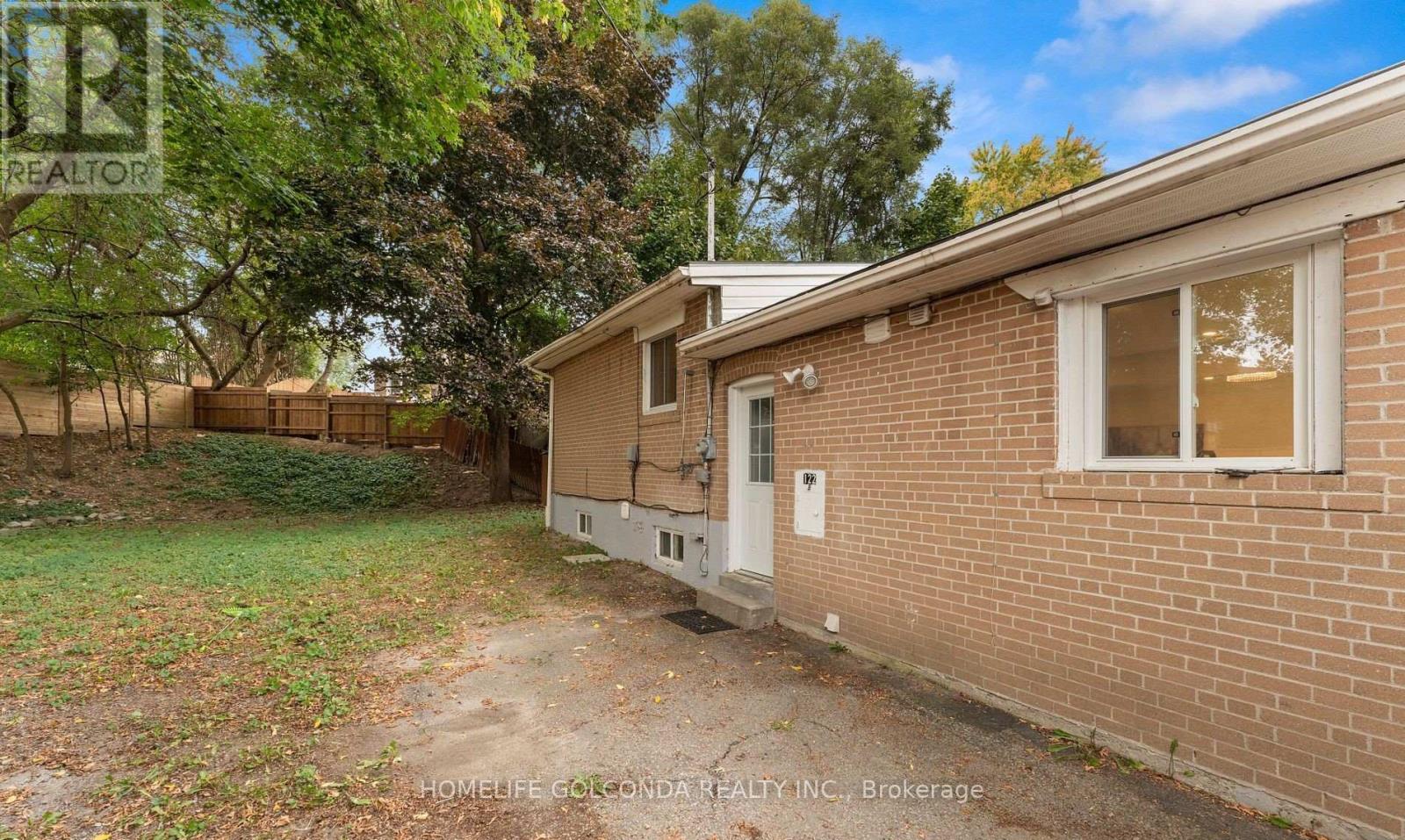 Photo 2 of Basement 122 Longford Drive, Newmarket ON