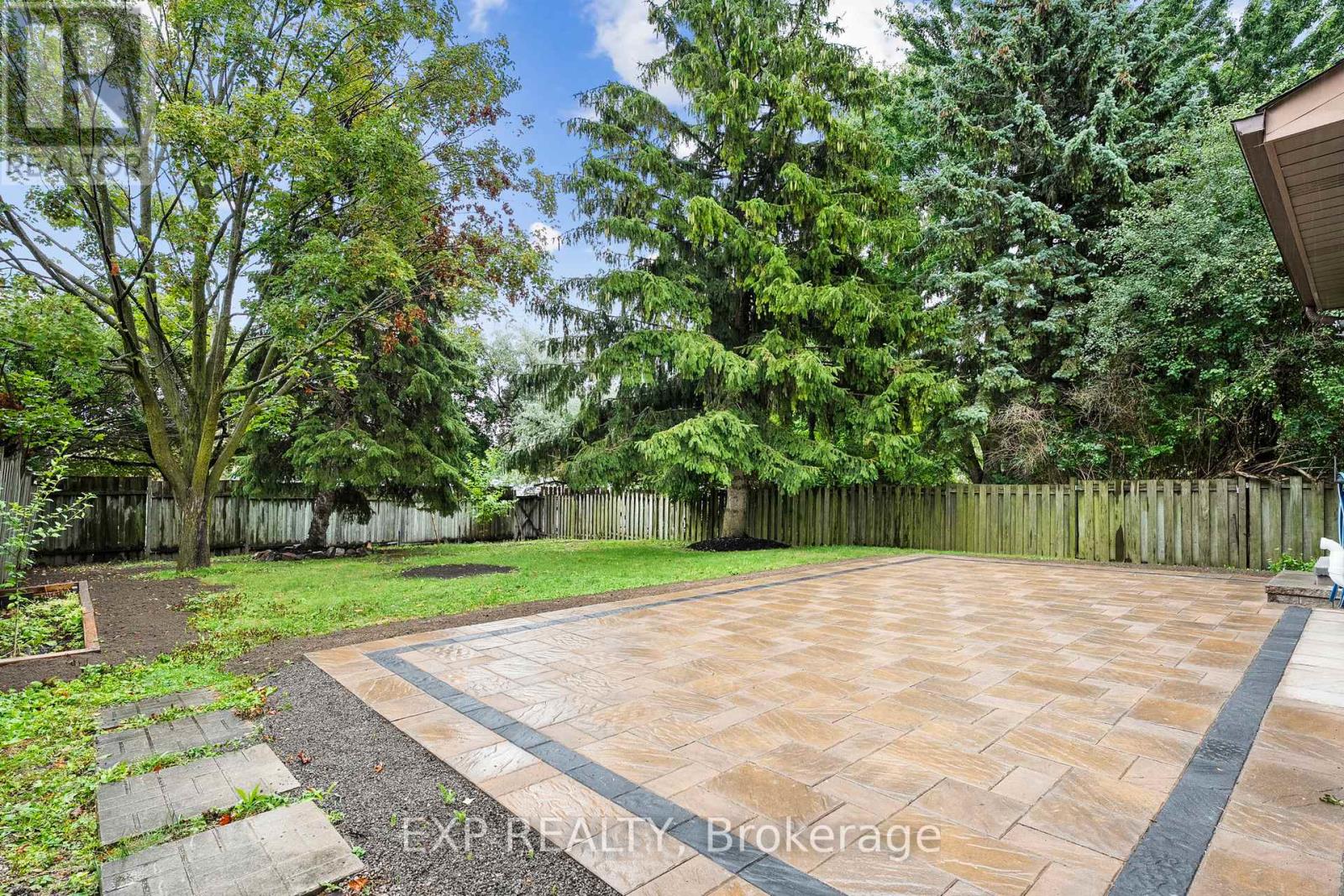 Photo 38 of 56 Manning Crescent, Newmarket ON