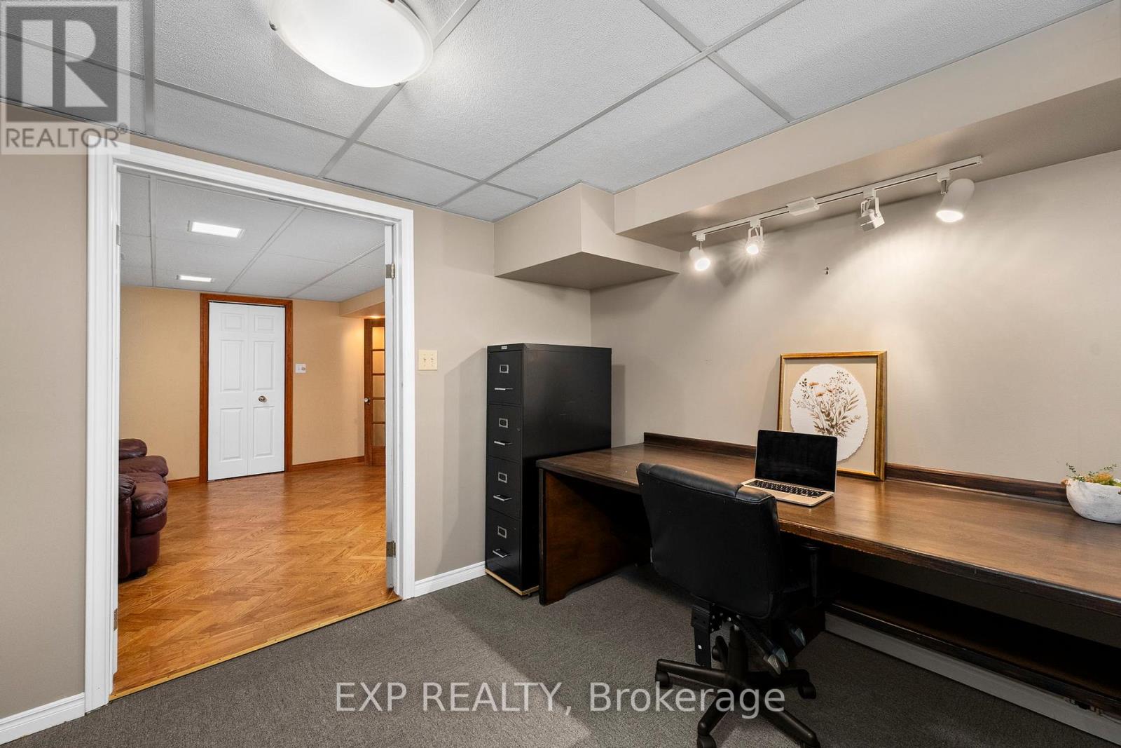 Photo 34 of 56 Manning Crescent, Newmarket ON