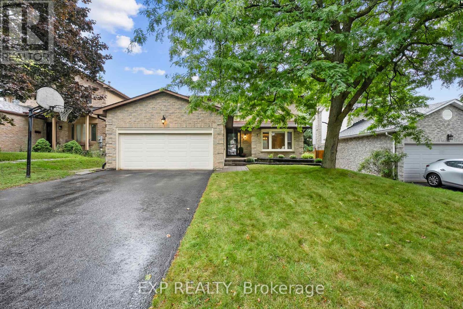 Photo 35 of 56 Manning Crescent, Newmarket ON