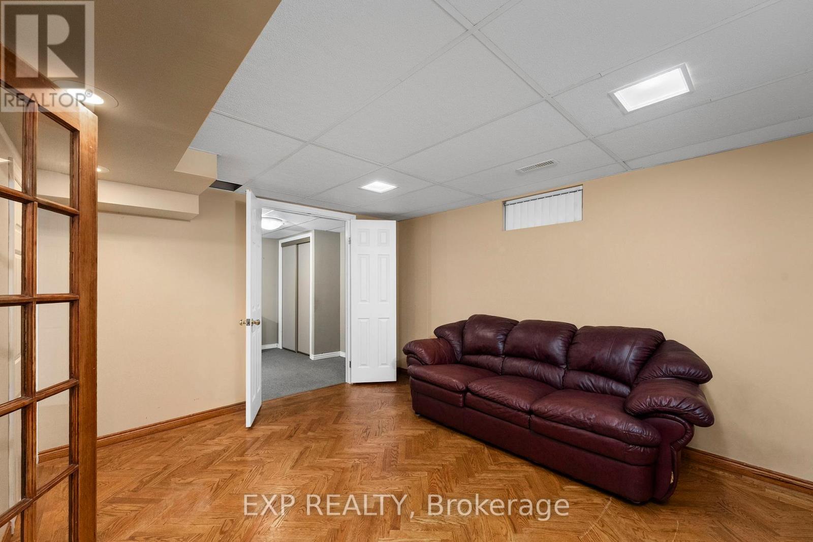 Photo 31 of 56 Manning Crescent, Newmarket ON