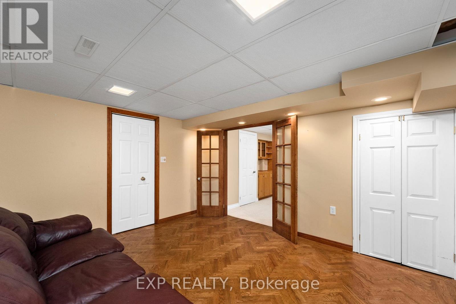 Photo 32 of 56 Manning Crescent, Newmarket ON