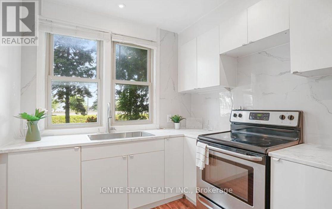 Photo 1 of 1136 Bronte Road, Oakville ON