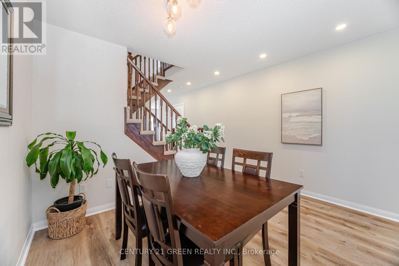 Photo 4 of 411 Baverstock Crescent, Milton ON