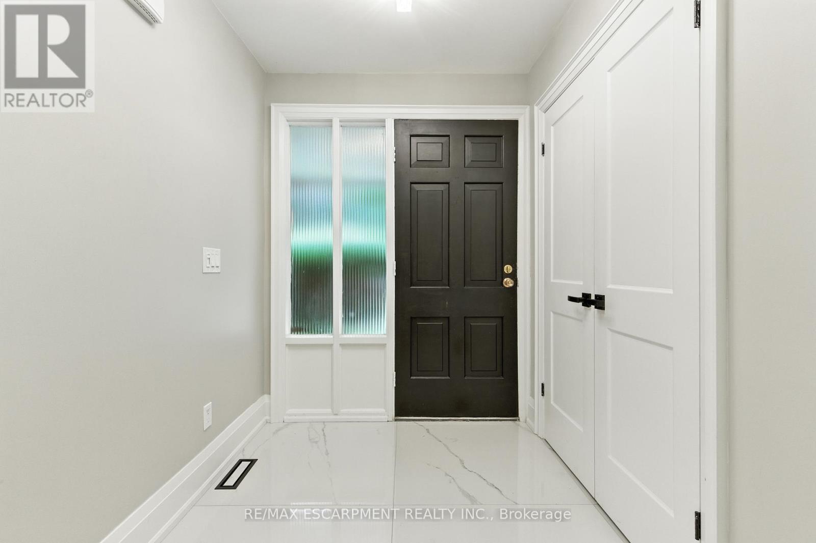 Photo 4 of 1245 Bramblewood Lane, Mississauga ON