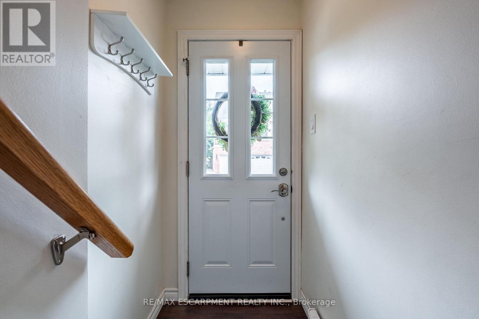 Photo 4 of 235 2075 Walkers Line, Burlington ON