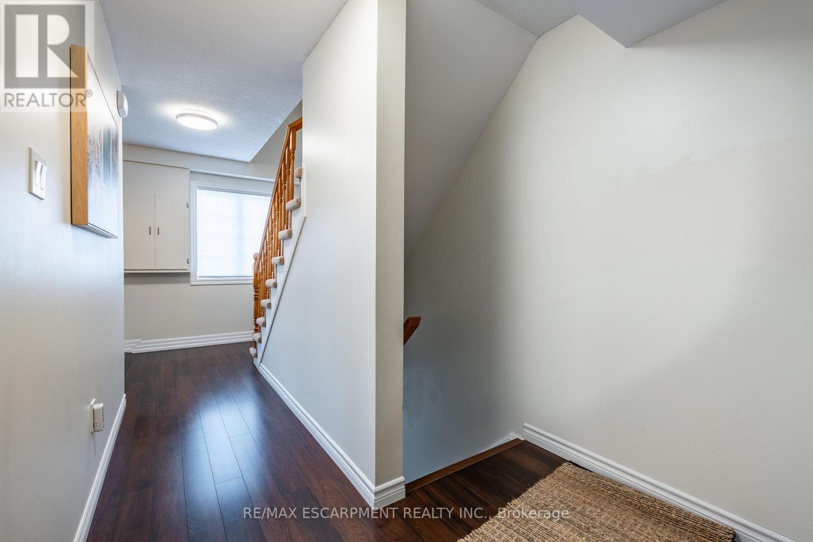 Photo 5 of 235 2075 Walkers Line, Burlington ON