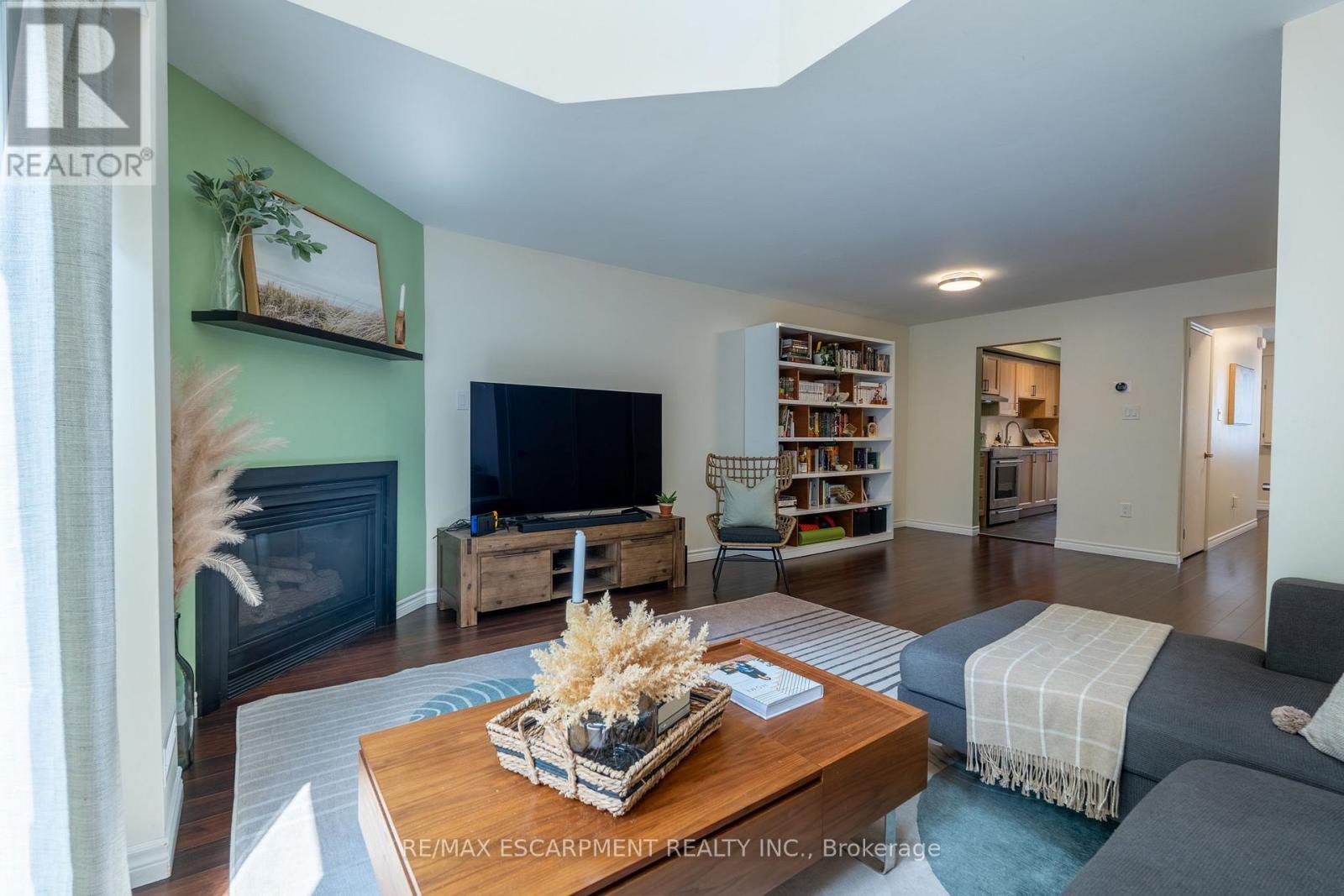 Photo 9 of 235 2075 Walkers Line, Burlington ON