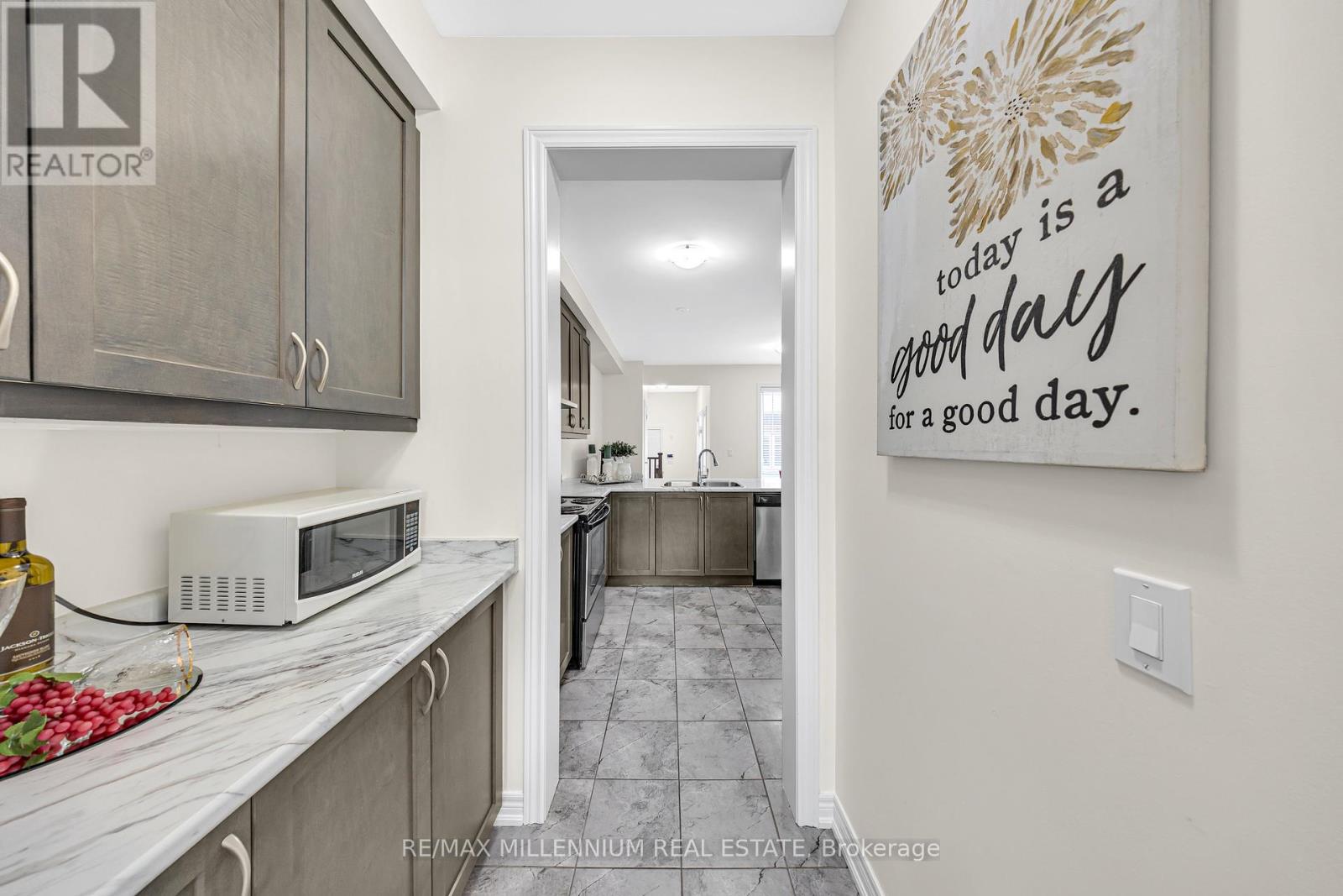 Photo 8 of 86 Saint Dennis Road, Brampton ON