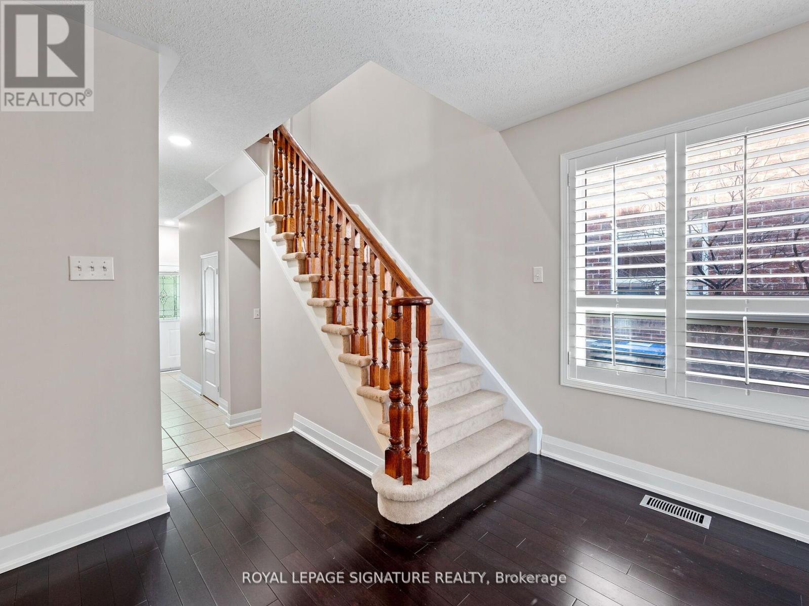 Photo 14 of 5015 Dubonet Drive, Mississauga ON