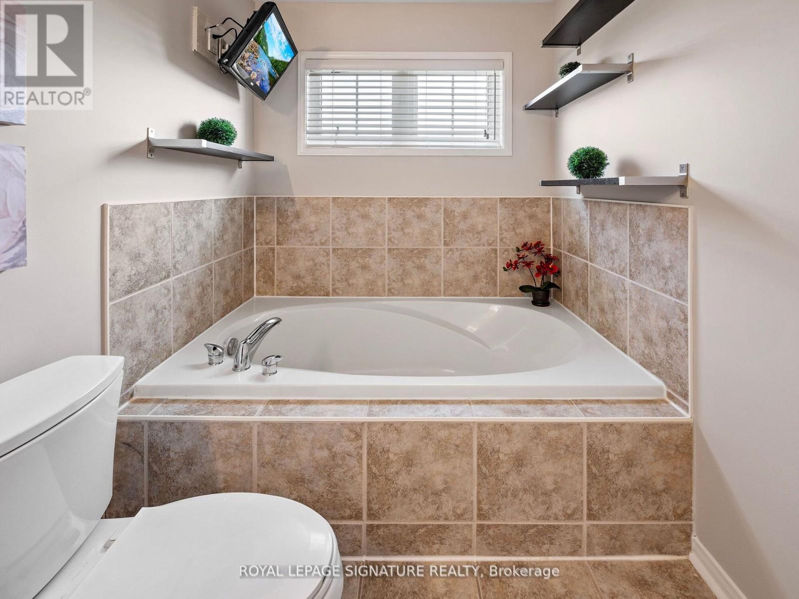 Photo 19 of 5015 Dubonet Drive, Mississauga ON